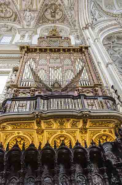 Córdoba 079 - Mezquita Catedral - interior - organo.jpg